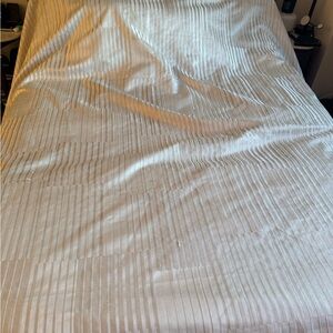 Macy’s hotel collection Elegant Cream duvet cover with zipper